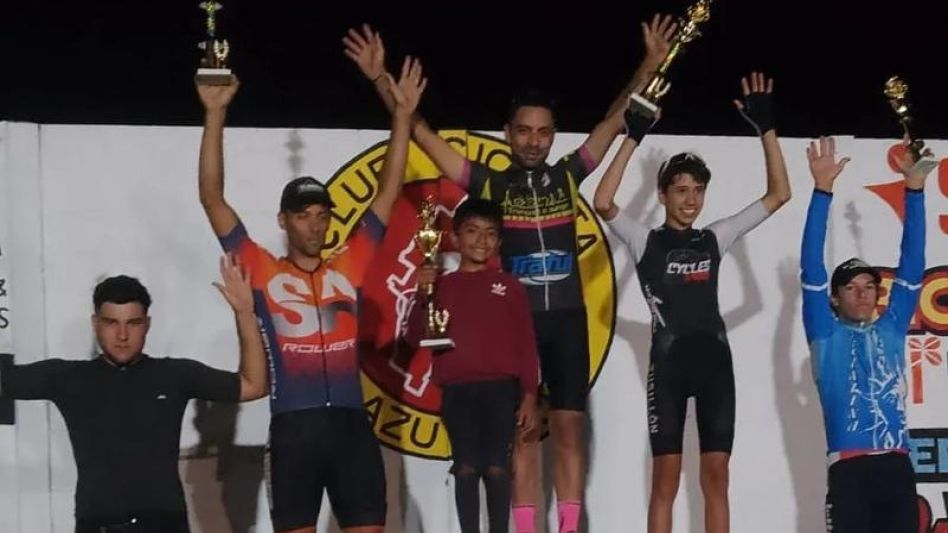 El azuleo Ezequiel Azimonti fue uno de los ganadores de la tradicional carrera nocturna que organiza el Club Ciclista Azuleño.
