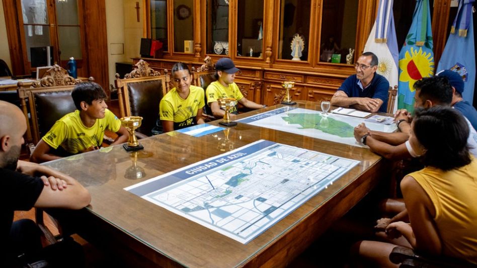 El Intendente recibió a triatletas azuleños