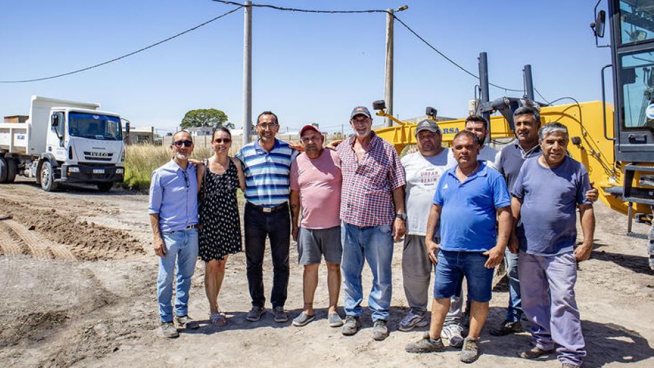 El intendente Nelson Sombra y Cecilia Martínez junto al equipo de trabajo que se conformó para reparar y mantener las calles de tierra. PRENSA MUNICIPAL