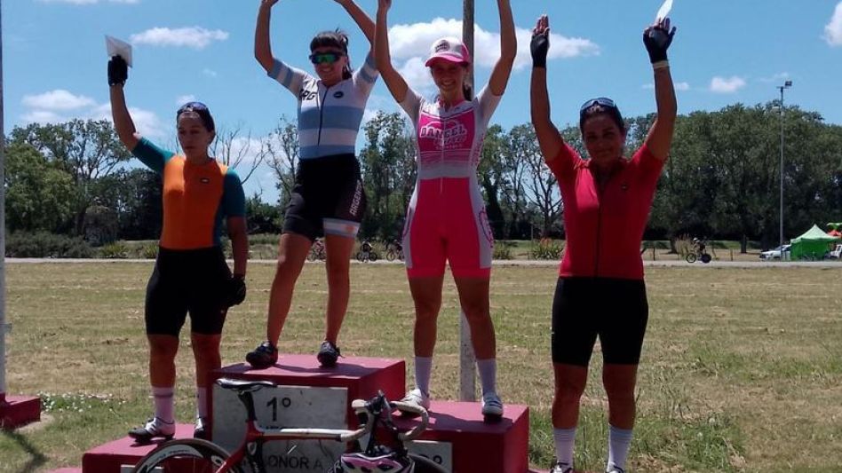 La azuleña Milena Juárez en lo más alto del podio de la categoría Damas en la competencia que se realizó en Tandil.  FACEBOOK TRACCIÓN A SANGRE AZUL