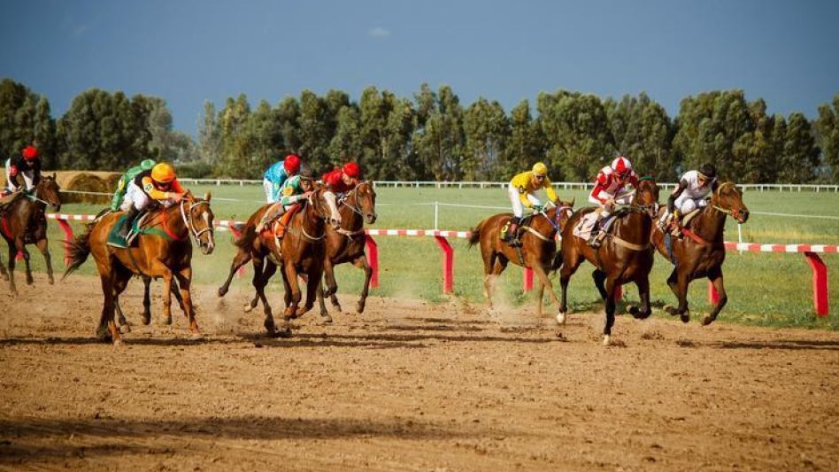 Desde las 15:15 se estará desarrollando la segunda reunión del año en el circo hípico local con la organización del Jockey Club Azul. ARCHIVO