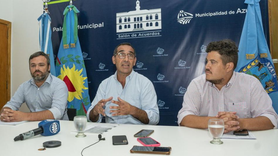 El intendente municipal Nelson Sombra encabezó la conferencia de prensa que se realizó el viernes pasado en el Salón de Acuerdos del Palacio Comunal. NICOLAS MURCIA