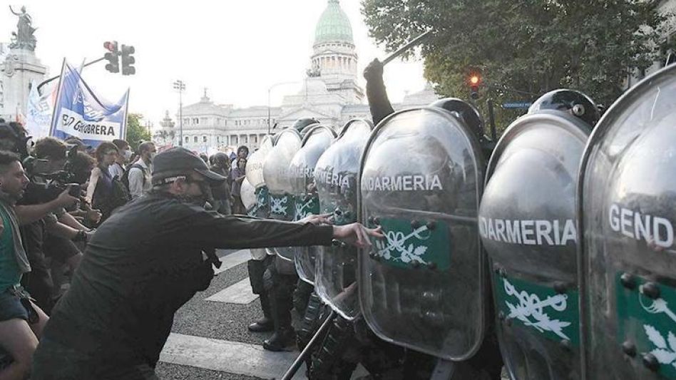 Lo que está sucediendo es una forma de violencia antidemocrática disfrazada de política. Pero no es política, afirma el autor del artículo.  TÉLAM