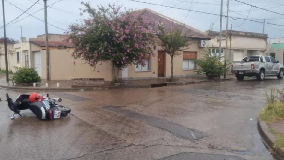 Una moto y una camioneta chocaron en España y Sarmiento. A causa de lo sucedido, un joven tuvo que ser hospitalizado. FOTO: CPA/PBA