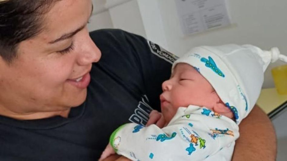 El pequeño Franco en brazos de la Sargento Macarena Cosentino.