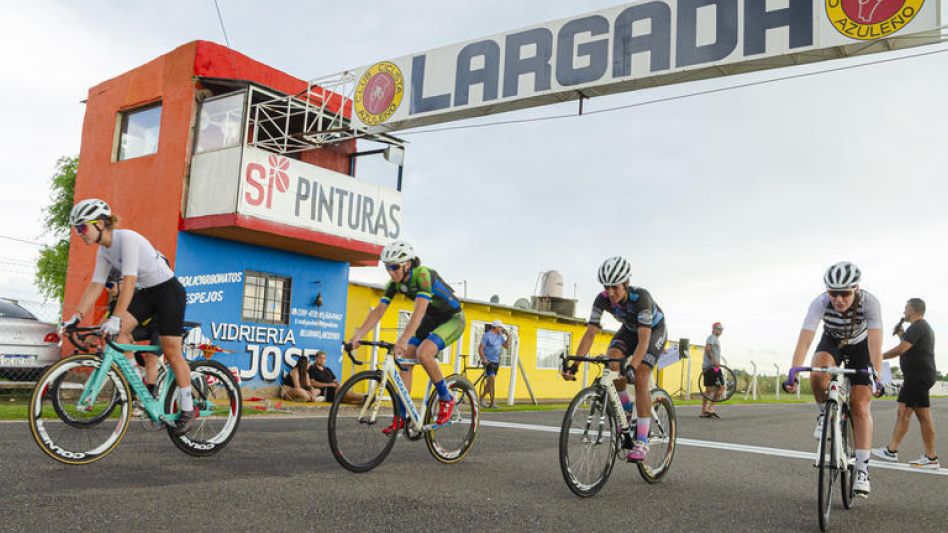 Mañana se estará desarrollando un nuevo festival nocturno en el óvalo municipal. La primera carrera, de las ocho programadas por el Club Ciclista Azuleño, se largará a las 18 horas. ARCHIVO/NACHO CORR