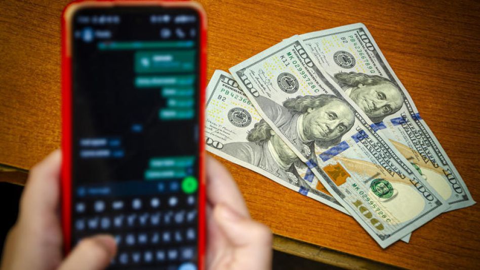 El PIN de verificación de WhatsApp es el método más seguro contra los hackeos de esas cuentas. Activándolo se evitan estafas como la que días atrás sufrió un contador azuleño.  NACHO CORREA/IMAGEN ILU