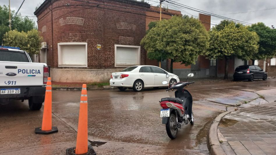 Dos jóvenes que se trasladaban en una moto resultaron lesionados tras un choque con un auto, en la intersección de Olavarría y Rauch. FOTO: SOMOS NOTICIAS/SOMOS AZUL