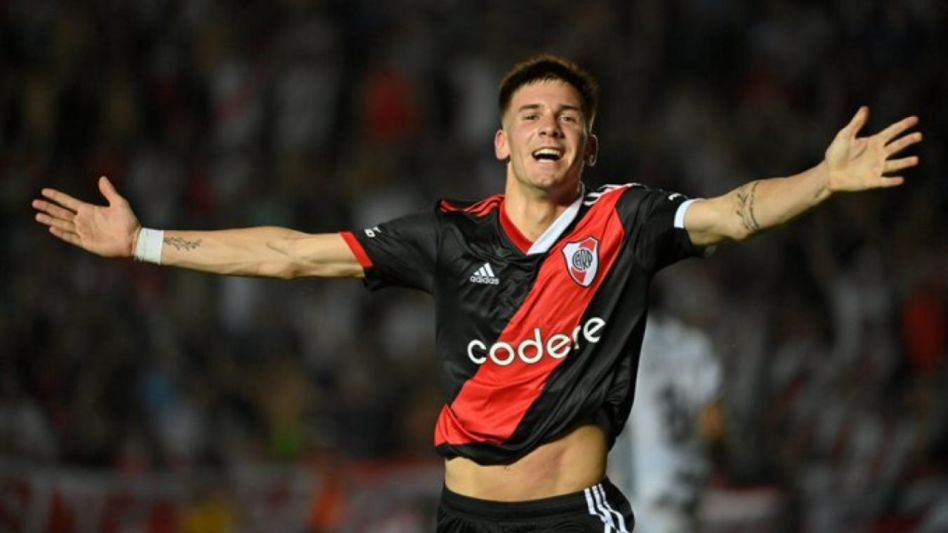 El azuleño Franco Mastantuono jugando en la Primera División del Millonario. El joven jugador se formó en River Plate de Azul. Foto: archivo.