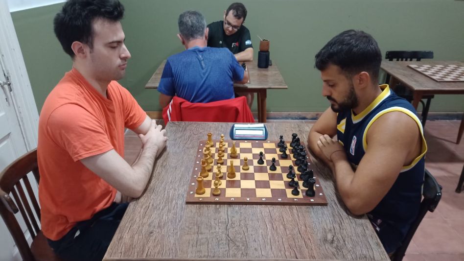 El jueves pasado comenzó a disputarse el torneo Agua y Soda El Campeón, en la sede del Círculo de Ajedrez de Azul. 