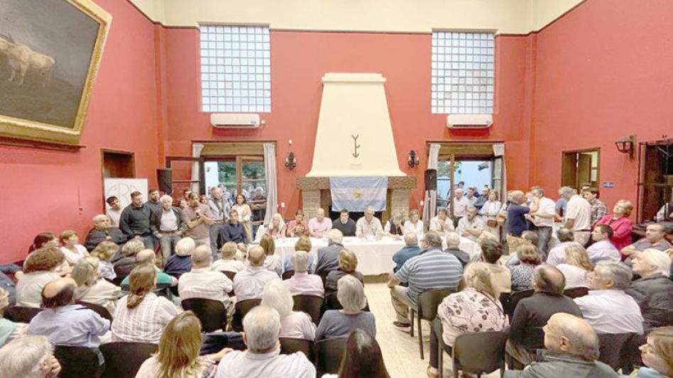  "En defensa de los azuleños, en contra de nadie"
