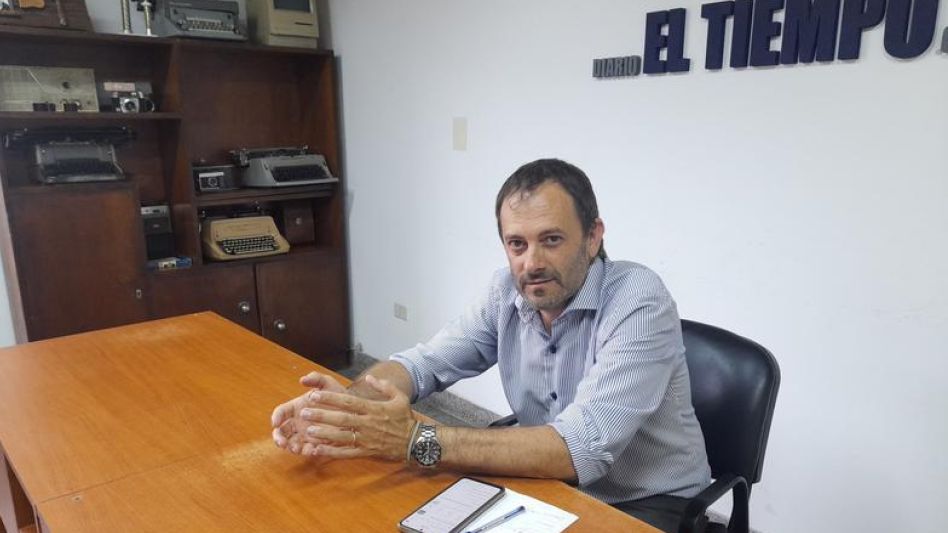 El secretario de Salud de la Municipalidad de Azul, Dr. Hernán Combessies, durante la entrevista que le brindó a diario EL TIEMPO.    AGUSTÍN SCALCINI