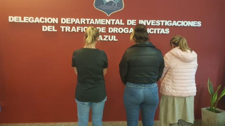 Las tres mujeres, junto con un azuleño que está preso, figuran imputadas en esta causa penal por venta de drogas. La imagen corresponde al 1 de noviembre pasado, cuando resultaron detenidas.  ARCHIVO/