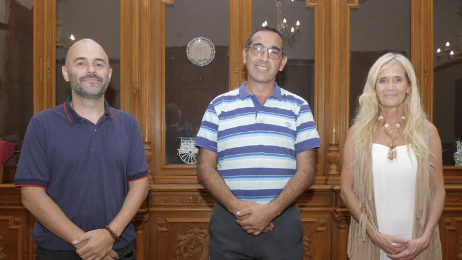 El intendente Nelson Sombra junto a la directora de Políticas de Inclusión, Patricia Cotugno, y el secretario de Desarrollo de la Comunidad, Juan José Zurro.  PRENSA MUNICIPAL