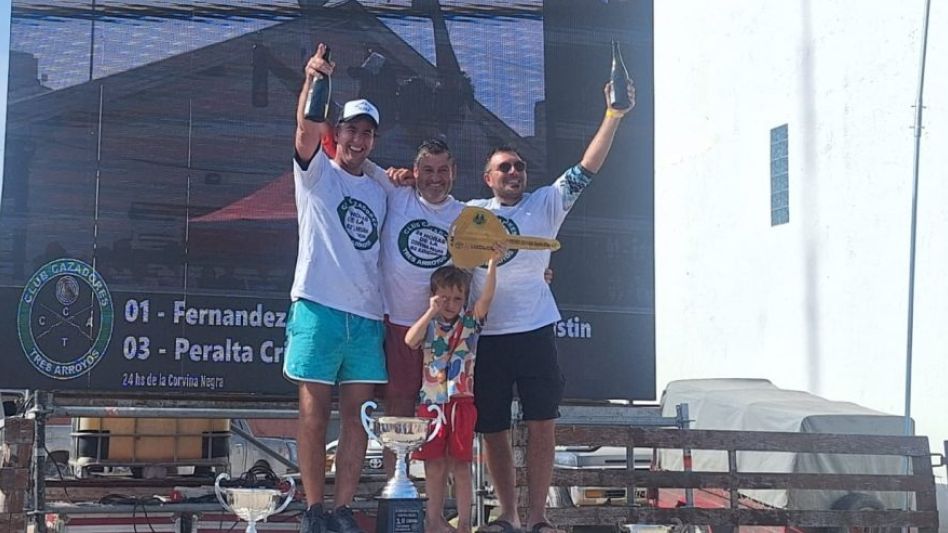 El podio de las 24 horas de la Corvina Negra 2024: Pablo Fernández, Agustín Migueletz y Cristian Peralta. Foto; GENTILEZA RCC979.COM.AR