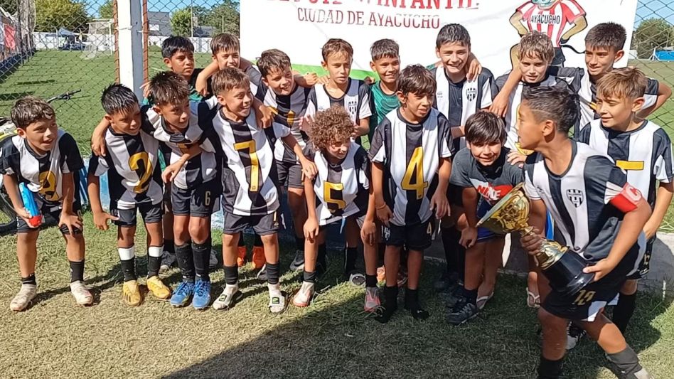 Los albinegros celebran el título conseguido en el certamen que organizó el club Atlético Ayacucho. Foto: GENTILEZA ALUMNI AZULEÑO