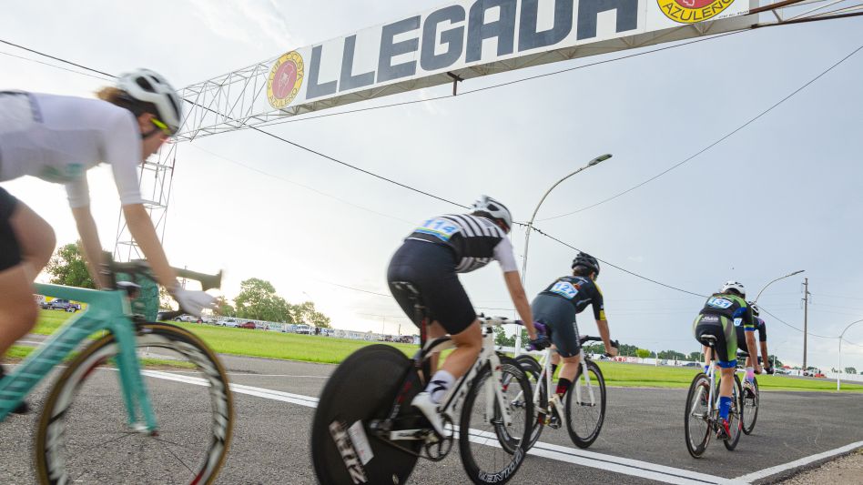 Mañana se realizará un nuevo festival nocturno en el óvalo municipal con la organización del Club Ciclista Azuleño. Foto: ARCHIVO/ NACHO CORREA