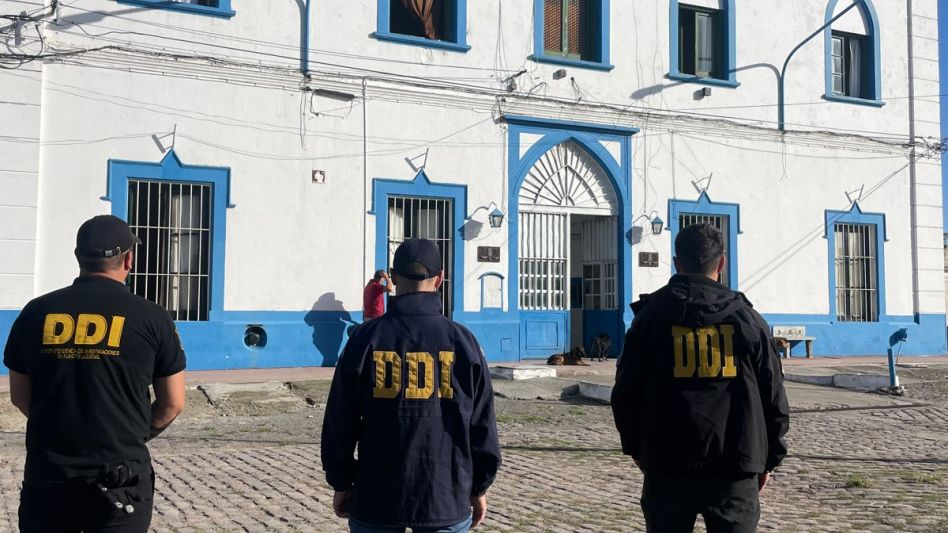 Las diligencias se realizaron hoy miércoles. Se incautaron varios teléfonos que estaban en poder de los involucrados en este caso de extorsión. FOTOS Y VIDEO: DDI AZUL/PBA