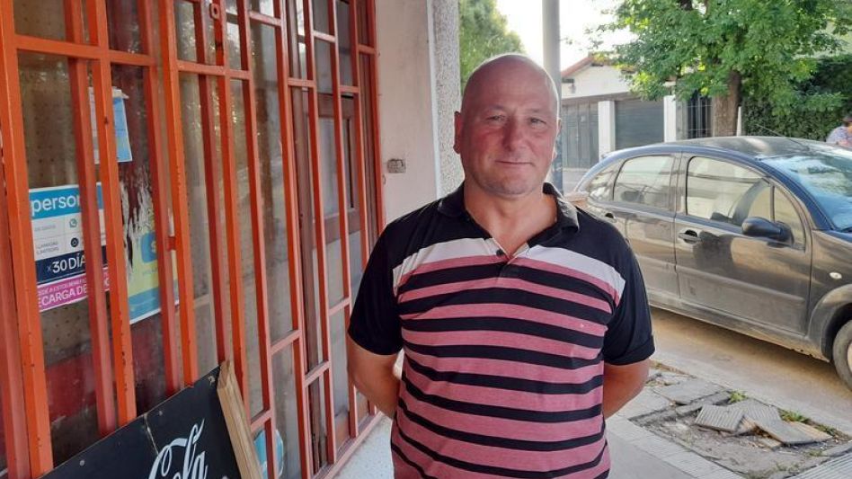 Claudio Tiso el día que habló en la puerta de su comercio con diario EL TIEMPO y analizó el primer encuentro que tuvieron los almaceneros con el actual Jefe Comunal.    AGUSTÍN SCALCINI