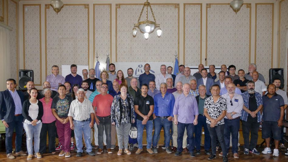 Representantes de las diversas entidades cooperativas que firmaron ayer el convenio, junto a funcionarios, durante el acto realizado en el Salón Cultural.  HÉCTOR GARCÍA/PRENSA MUNICIPAL