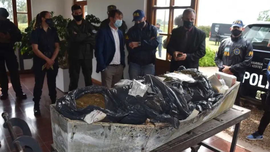 Una incineración de drogas realizada años atrás. La que se desarrollará la semana entrante la dispuso el juez Federal Gabriel Di Giulio. FOTOS: EN LÍNEA NOTICIAS/OLAVARRÍA/ARCHIVO