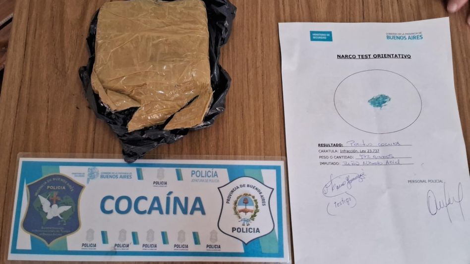 En Benito Juárez se incautó medio ladrillo de cocaína que pesó alrededor de 500 gramos. El hombre que tenía la droga fue arrestado. FOTOS Y VIDEO: DROGAS ILÍCITAS AZUL/PBA