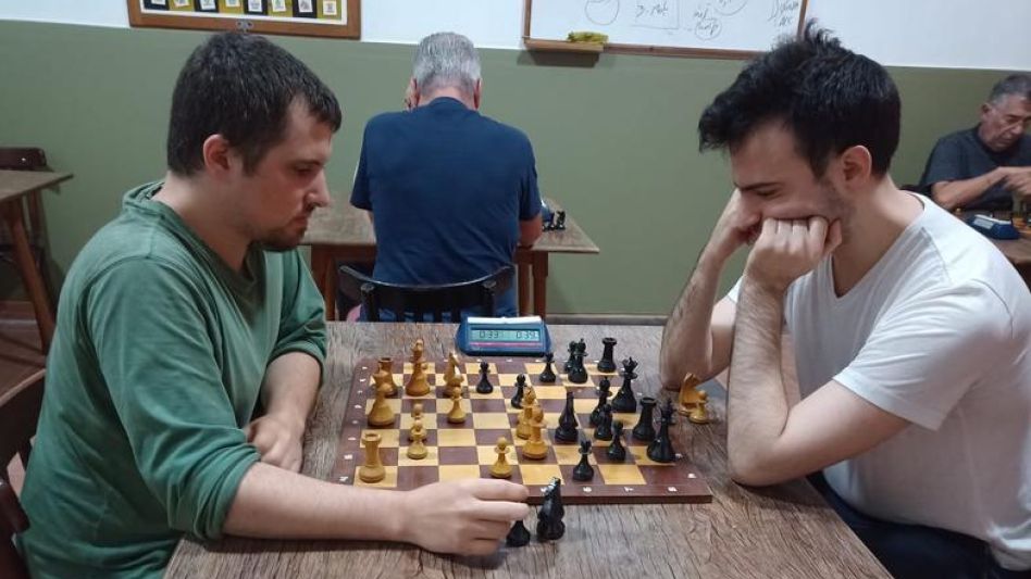Uno de los punteros, Gonzalo Varzilio, con negras, derrotó a Santiago Poljak por la segunda ronda del torneo Agua y Soda El Campeón. 