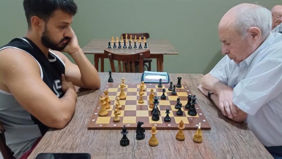 Alfredo Ronchetti, conduciendo las piezas negras, venció a Leonel Olivera. 
