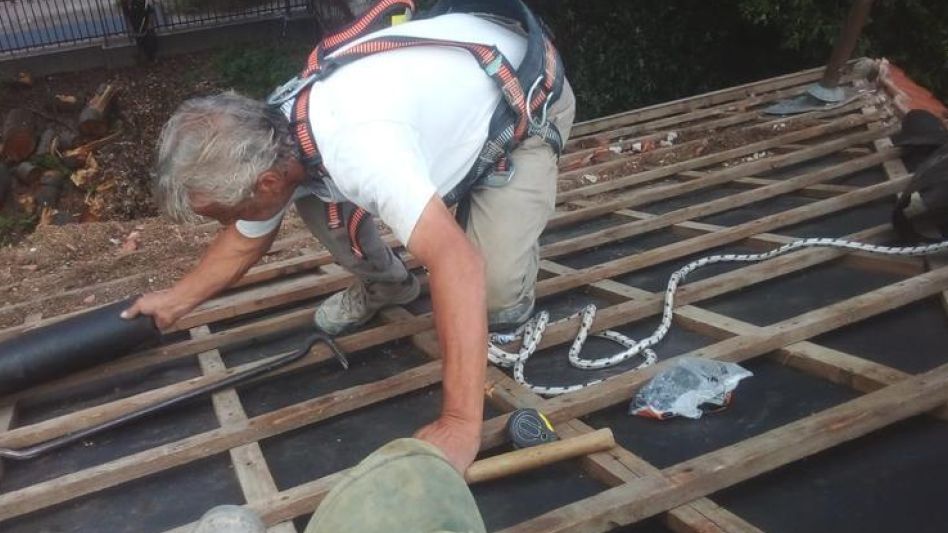 Se están reparando los techos del ex Colegio Nacional luego de que un temporal produjera el deterioro de un amplio sector.