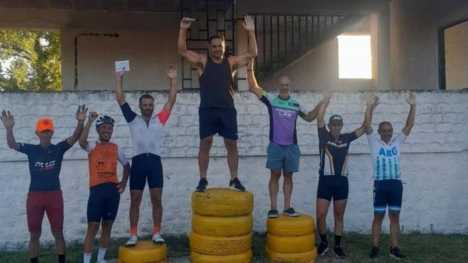 El cachariense Roberto Rusciolelli y el azuleño Carlos Piazza ocupan los dos escalones más alto del podio en la categoría Master C/B2.    