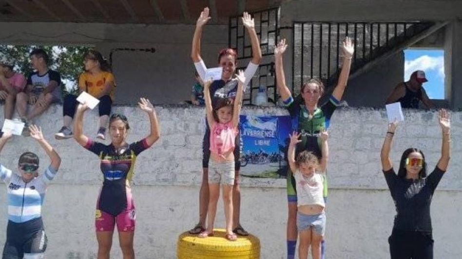 Las azuleñas Abril Azimonti y Milena Juárez terminaron en el tercer y cuarto lugar de la divisional Damas en el festival que se realizó en Olavarría. 