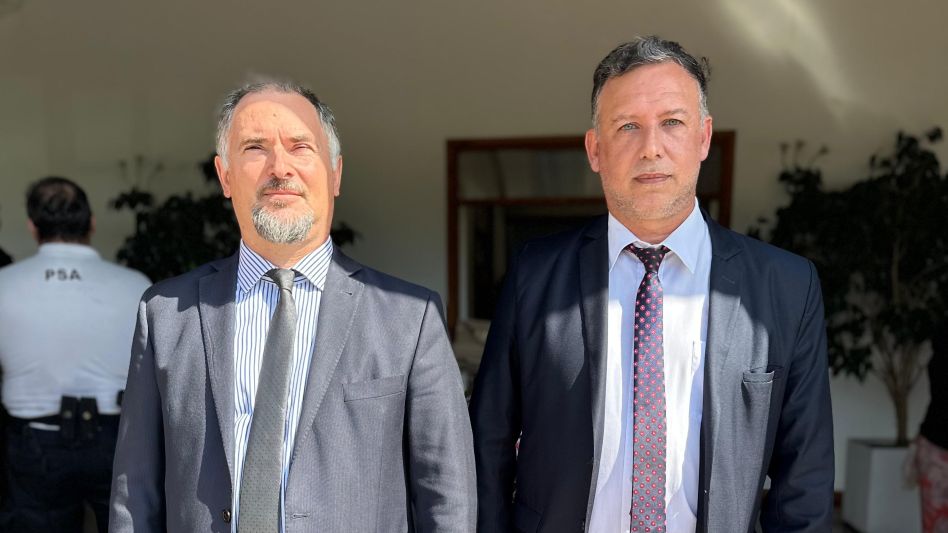 El fiscal General Marcelo Sobrino y el juez Federal Gabriel Di Giulio, durante la quema de estupefacientes realizada en Olavarría. FOTO: FISCALÍA FEDERAL 