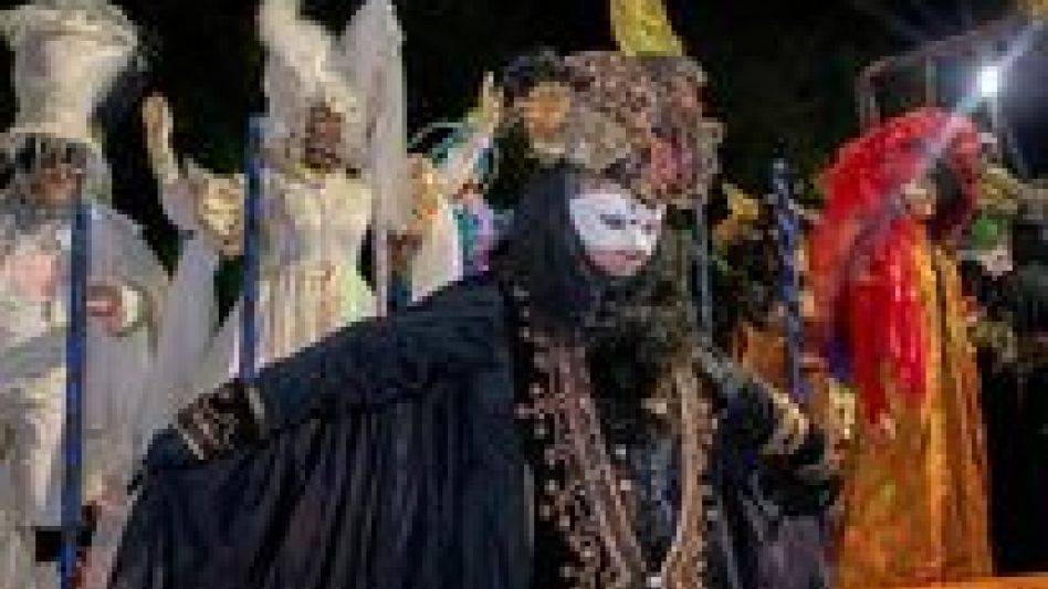 Sueño de una noche de carnaval, un trabajo del Equipo Delta que ahora lleva su propuesta callejera a una sala.