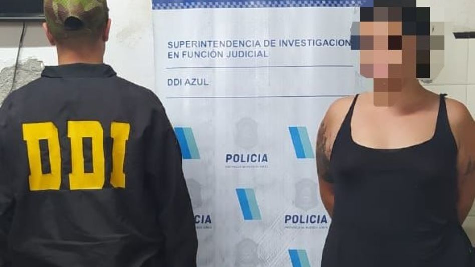 En cercanías al estadio Lorenzo Palacios de Azul Athletic, hace tres días, fue aprehendida la mujer por esta infracción a la Ley 23.737.   DDI AZUL/PBA
