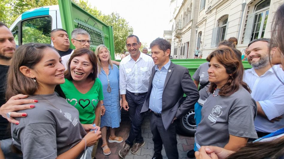 Kicillof junto al intendente Sombra y los recuperadores urbanos de Azul en el momento en que se hace entrega del camión que será utilizado para recolectar material reciclable en esta ciudad.  PRENSA M