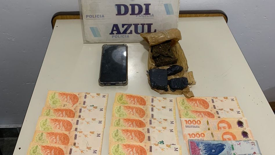 La marihuana, el dinero y el teléfono recogidos en poder de la investigada por esta infracción a la Ley 23.737, que fue excarcelada. FOTO: DDI AZUL/ARCHIVO