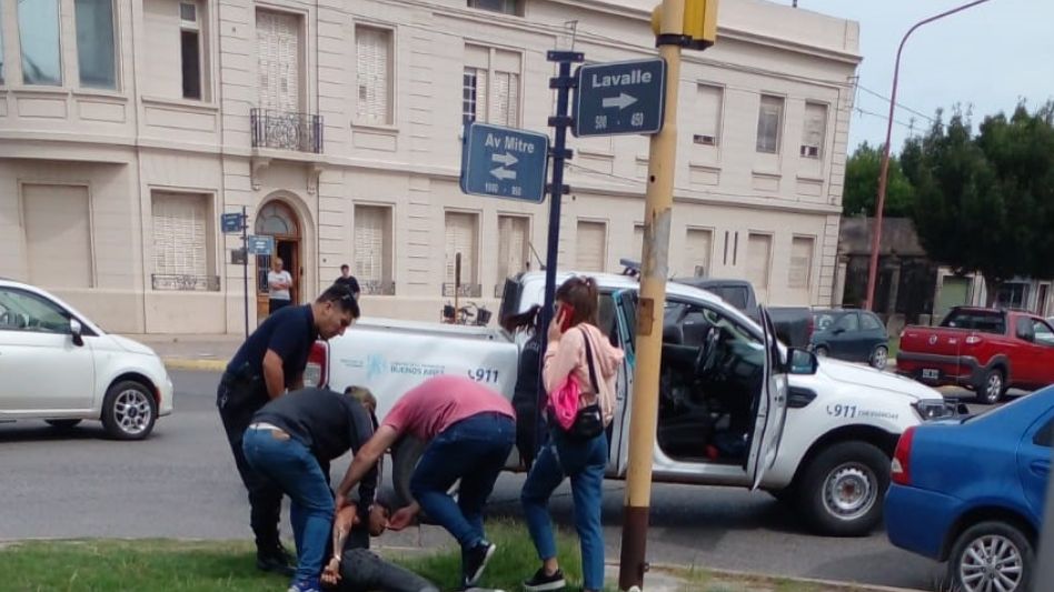 Efectivos de la DDI Azul realizaron este viernes el procedimiento, en el cruce de Avenida Mitre y Lavalle. FOTOS: NACHO CORREA Y DDI AZUL/PBA