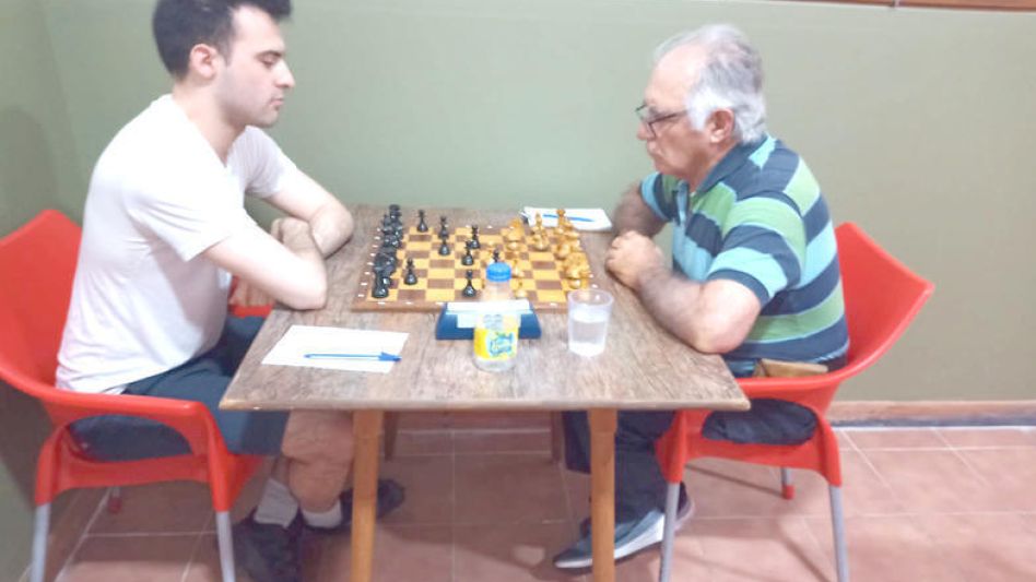 Tal como lo muestra la imagen de archivo, la historia volverá a repetirse: Jorge Baldini conducirá las piezas blancas frente al puntero Sergio Varzilio.