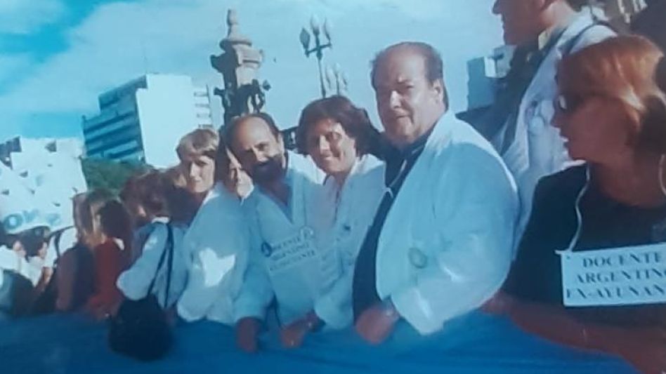 Con una duración de 1003 días, la Carpa Blanca de la Dignidad, fue una de las protestas más extensas de la década de 1990 en Argentina.