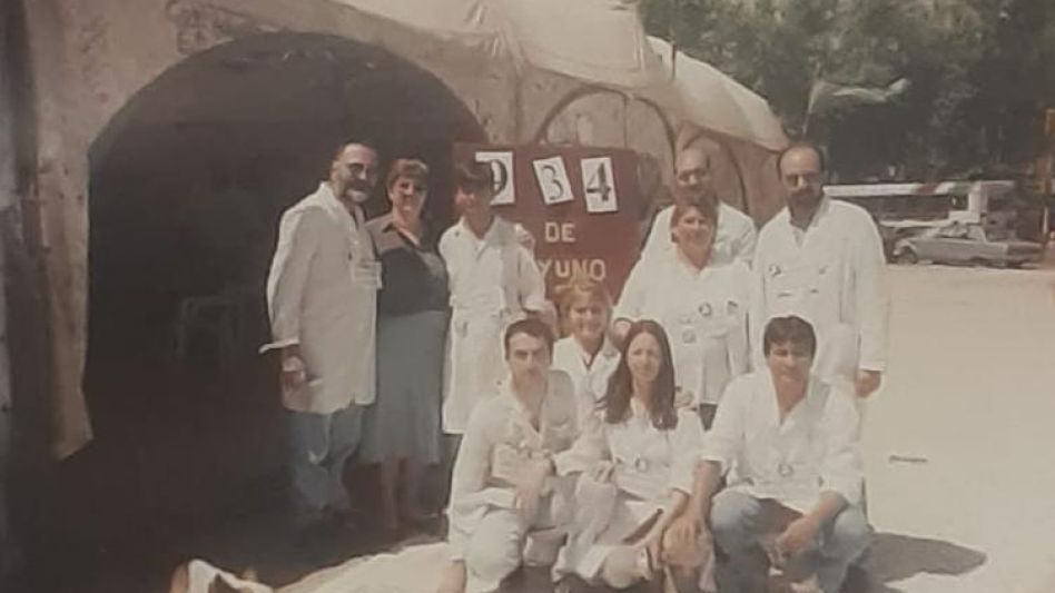 En la foto, el azuleño integrando el grupo de ayudantes N°76, del 15 al 22 de octubre de 1999, junto a Marta Maffei, por entonces secretaria general de la CTERA. GENTILEZA JORGE MEZA