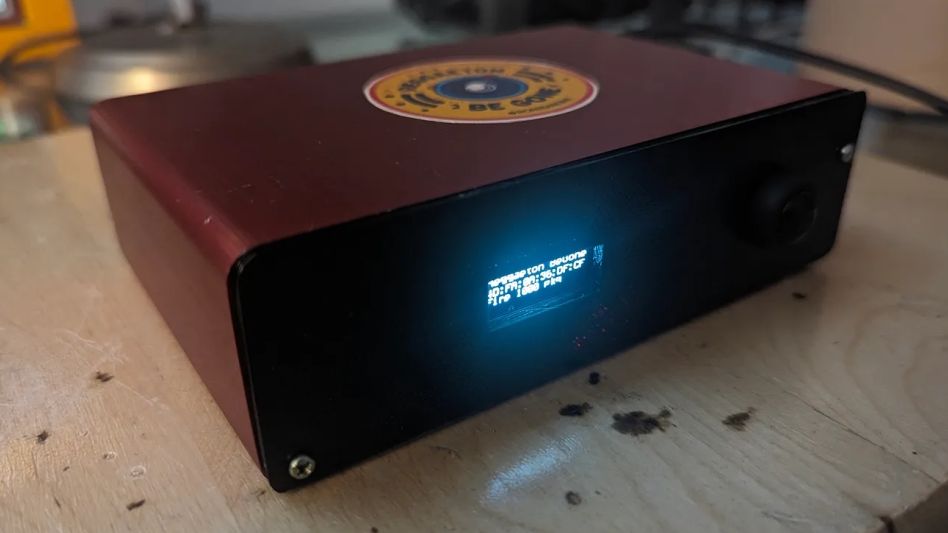 Harto de la música que ponía su vecino, un inventor creó una "máquina anti reggaeton"