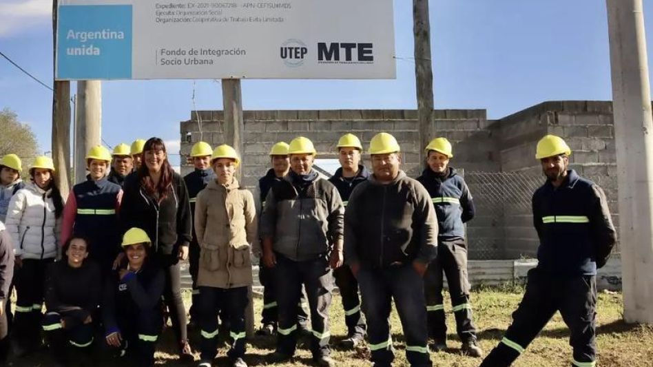 La ex secretaria de Integración Socio Urbana, Fernanda Miño, durante una recorrida que encabezó por uno de los barrios populares de Azul en los que se avanzó con obras de urbanización.  ARCHIVO/EL TIE