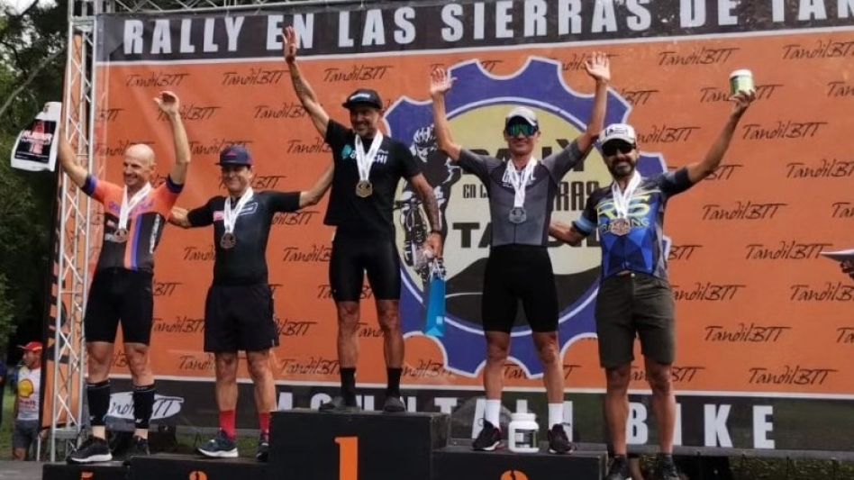 Ramiro Sottile en el podio. El azuleño ocupó el cuarto lugar en la categoría Caballeros C1. Foto: FACEBOOK RAMIRO SOTTILE