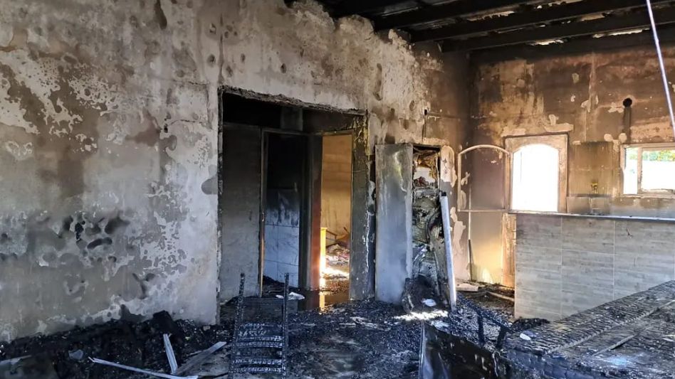 El incendio se produjo en una casa que está ubicada sobre Calle 4 de esta ciudad. FOTOS: CPR AZUL/PBA