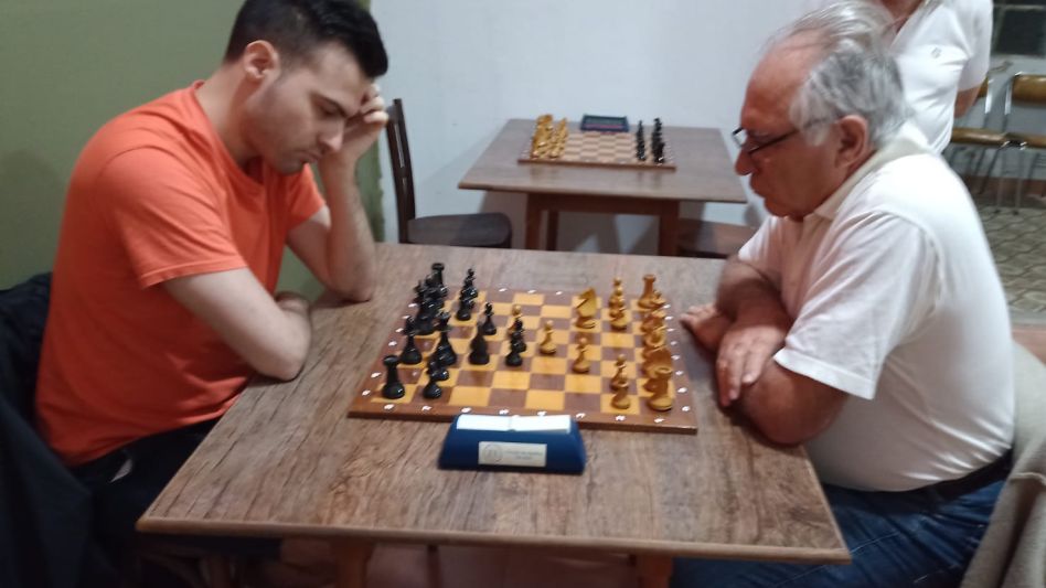 Gonzalo Varzilio, con negras, derrotó a Jorge Baldini y mantuvo el liderazgo del torneo, cuando falta una fecha para su finalización. 