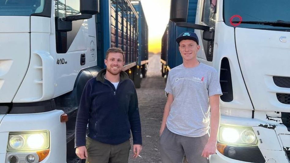 Francisco y Juan Aguirre son los encargados de manejar los camiones de Transporte La Herradura.