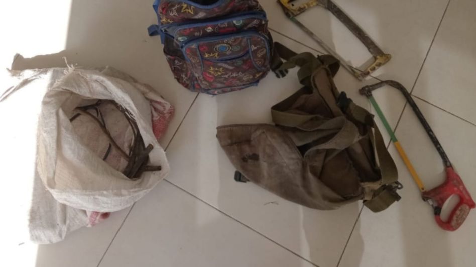 Mochilas, sierras y un manojo de cables recogió la Policía cuando se hicieron efectivas estas dos aprehensiones.