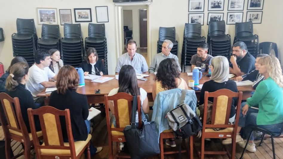 Los integrantes del Consejo Local para el Fomento del Hábitat durante la reunión que se concretó este jueves en el recinto del Concejo Deliberante de Azul.    PRENSA/CONCEJO DELIBERANTE