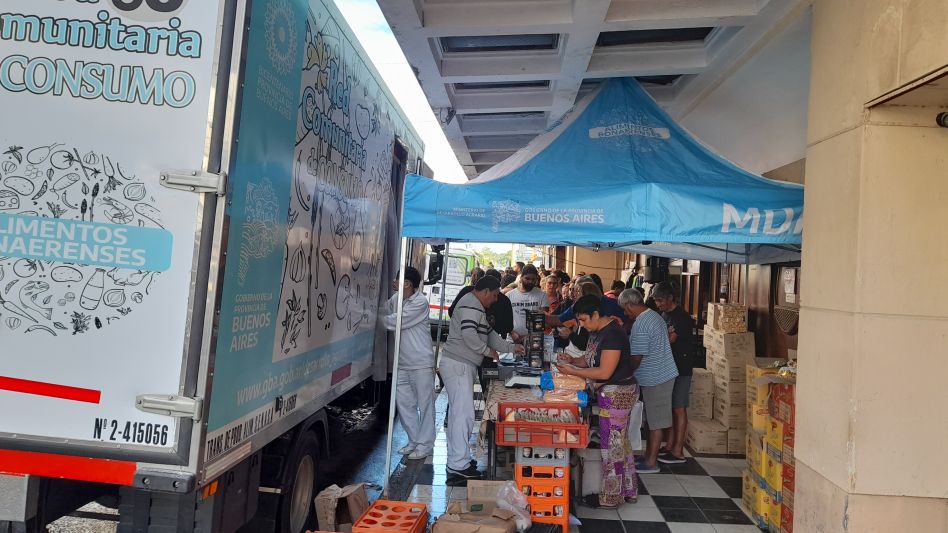 Un importante número de azuleños ya se acercaron a la feria que este viernes se está realizando en el Complejo Cultural San Martín de esta ciudad.     AGUSTÍN SCALCINI