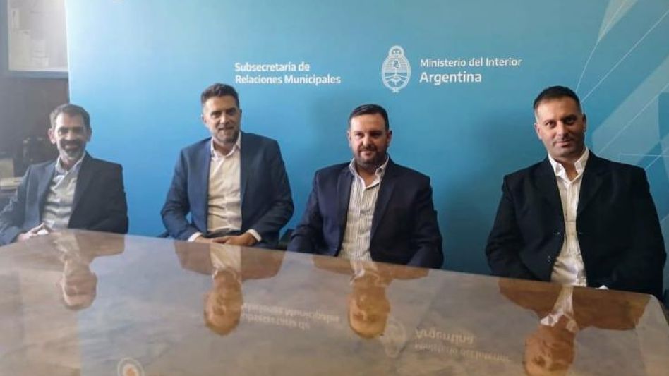 Los directores nacionales de la Subsecretaria de Relaciones Municipales, Juan Osaba y Gonzalo Cabezas, durante el encuentro con los azuleños Pablo Disalvo y Juan Ignacio Furiasse. PRENSA LLA